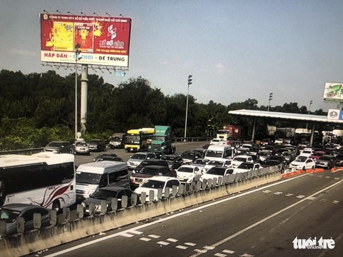 Người dân ùn ùn rời TP.HCM, cao tốc, xa lộ Hà Nội, quốc lộ 1 quá tải - Ảnh 2. Người dân ùn ùn rời TP.HCM, cao tốc, xa lộ Hà Nội, quốc lộ 1 quá tải - Ảnh 2.
