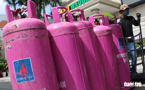 Giá gas tiếp tục giảm ‘sốc’ thêm 19.000 đồng - Ảnh 1. Giá gas tiếp tục giảm ‘sốc’ thêm 19.000 đồng - Ảnh 1.