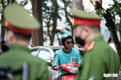 Hà Nội thẳng tay phạt người không đeo khẩu trang 2 triệu đồng - Ảnh 5. Hà Nội thẳng tay phạt người không đeo khẩu trang 2 triệu đồng - Ảnh 5.
