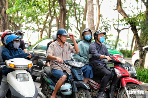 Hà Nội thẳng tay phạt người không đeo khẩu trang 2 triệu đồng - Ảnh 6. Hà Nội thẳng tay phạt người không đeo khẩu trang 2 triệu đồng - Ảnh 6.