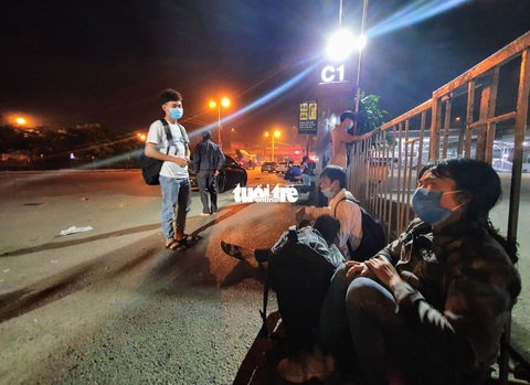 Đêm của những người lỡ chuyến xe cuối ngày về quê - Ảnh 2. Đêm của những người lỡ chuyến xe cuối ngày về quê - Ảnh 2.