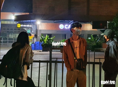 Đêm của những người lỡ chuyến xe cuối ngày về quê - Ảnh 1. Đêm của những người lỡ chuyến xe cuối ngày về quê - Ảnh 1.