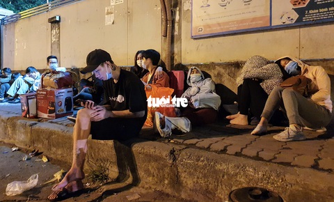 Đêm của những người lỡ chuyến xe cuối ngày về quê - Ảnh 4. Đêm của những người lỡ chuyến xe cuối ngày về quê - Ảnh 4.