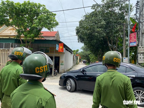 Hai người chết sau nổ súng ở TP Vinh, công an bao vây, bắt nghi phạm sau 6 giờ - Ảnh 5. Hai người chết sau nổ súng ở TP Vinh, công an bao vây, bắt nghi phạm sau 6 giờ - Ảnh 5.