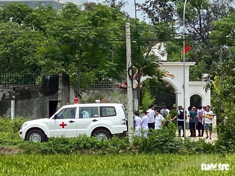 Hai người chết sau nổ súng ở TP Vinh, công an bao vây, bắt nghi phạm sau 6 giờ - Ảnh 8. Hai người chết sau nổ súng ở TP Vinh, công an bao vây, bắt nghi phạm sau 6 giờ - Ảnh 8.