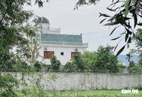 Hai người chết sau nổ súng ở TP Vinh, công an bao vây, bắt nghi phạm sau 6 giờ - Ảnh 6. Hai người chết sau nổ súng ở TP Vinh, công an bao vây, bắt nghi phạm sau 6 giờ - Ảnh 6.