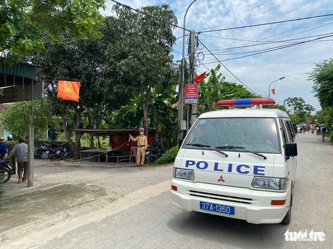 Hai người chết sau nổ súng ở TP Vinh, công an bao vây, bắt nghi phạm sau 6 giờ - Ảnh 7. Hai người chết sau nổ súng ở TP Vinh, công an bao vây, bắt nghi phạm sau 6 giờ - Ảnh 7.