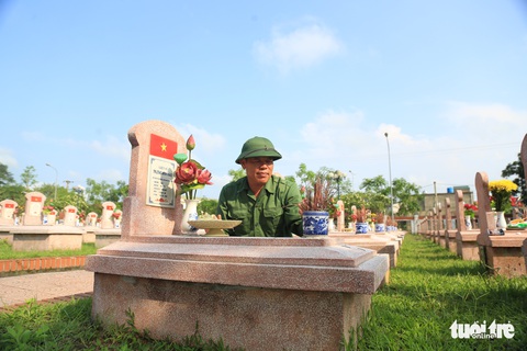 Hai cha con cựu binh 45 năm tình nguyện giữ yên giấc ngủ cho đồng đội - Ảnh 1. Hai cha con cựu binh 45 năm tình nguyện giữ yên giấc ngủ cho đồng đội - Ảnh 1.