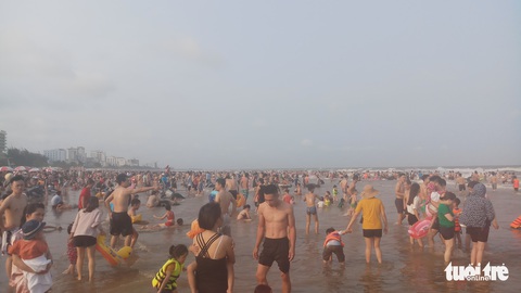 Hàng vạn người về Cửa Lò tắm biển, nhiều người quên đeo khẩu trang - Ảnh 9. Hàng vạn người về Cửa Lò tắm biển, nhiều người quên đeo khẩu trang - Ảnh 9.