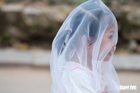 Trẻ em trùm kín vải che mặt đi chơi vườn bách thú - Ảnh 1. Trẻ em trùm kín vải che mặt đi chơi vườn bách thú - Ảnh 1.