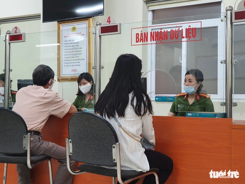 Hà Nội cấp căn cước công dân gắn chip cho người tạm trú, nhưng vẫn ưu tiên thường trú - Ảnh 1. Hà Nội cấp căn cước công dân gắn chip cho người tạm trú, nhưng vẫn ưu tiên thường trú - Ảnh 1.