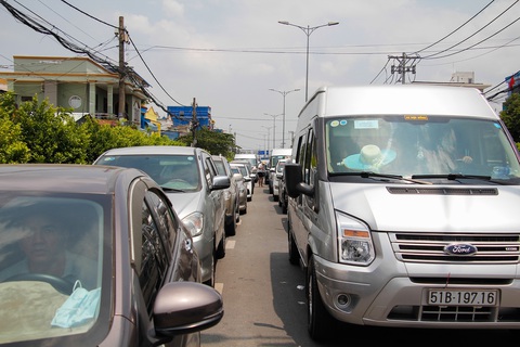 Người dân ùn ùn rời TP.HCM, cao tốc, xa lộ Hà Nội, quốc lộ 1 quá tải - Ảnh 8. Người dân ùn ùn rời TP.HCM, cao tốc, xa lộ Hà Nội, quốc lộ 1 quá tải - Ảnh 8.