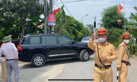 Hai người chết sau nổ súng ở TP Vinh, công an bao vây, bắt nghi phạm sau 6 giờ - Ảnh 2. Hai người chết sau nổ súng ở TP Vinh, công an bao vây, bắt nghi phạm sau 6 giờ - Ảnh 2.