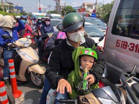 Người dân ùn ùn rời TP.HCM, cao tốc, xa lộ Hà Nội, quốc lộ 1 quá tải - Ảnh 7. Người dân ùn ùn rời TP.HCM, cao tốc, xa lộ Hà Nội, quốc lộ 1 quá tải - Ảnh 7.