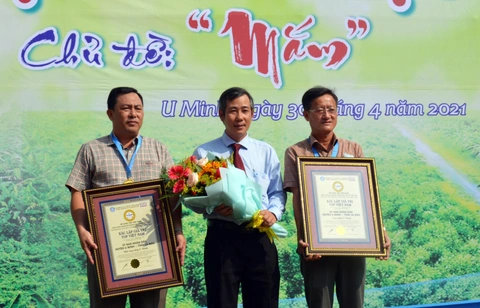 Lẩu mắm và mật ong rừng U Minh vào top 100 món ăn đặc sản Việt Nam - Ảnh 1. Lẩu mắm và mật ong rừng U Minh vào top 100 món ăn đặc sản Việt Nam - Ảnh 1.