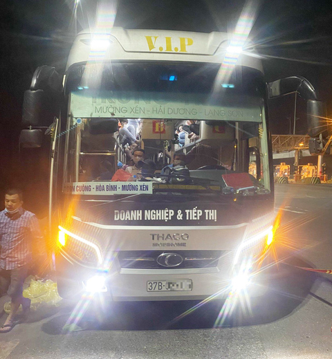 Xe khách hai không 38 chỗ nhồi 95 người trên cao tốc - Ảnh 1. Xe khách hai không 38 chỗ nhồi 95 người trên cao tốc - Ảnh 1.