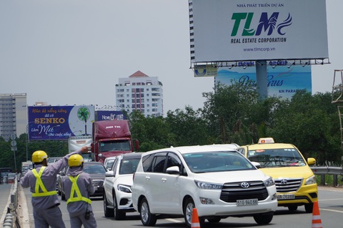 Cao tốc xả trạm, đường sá đầu TP.HCM thở phào thông thoáng trở lại - Ảnh 3. Cao tốc xả trạm, đường sá đầu TP.HCM thở phào thông thoáng trở lại - Ảnh 3.