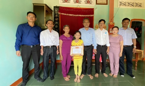 Tặng giấy khen cho em học sinh trả lại 20 triệu đồng nhặt được cho người bị rơi - Ảnh 1. Tặng giấy khen cho em học sinh trả lại 20 triệu đồng nhặt được cho người bị rơi - Ảnh 1.