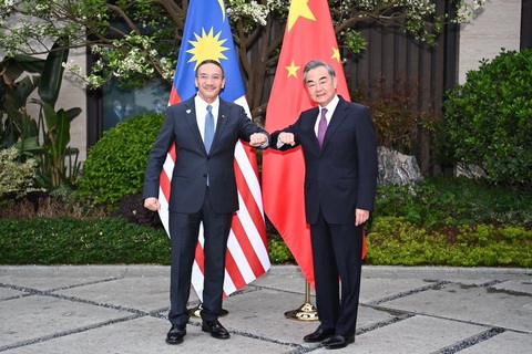 Gọi ngoại trưởng Trung Quốc là đại ca, ngoại trưởng Malaysia phải lên mạng đính chính - Ảnh 1. Gọi ngoại trưởng Trung Quốc là đại ca, ngoại trưởng Malaysia phải lên mạng đính chính - Ảnh 1.