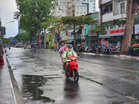 Mưa giữa trưa, Sài Gòn mát mẻ dễ chịu - Ảnh 3. Mưa giữa trưa, Sài Gòn mát mẻ dễ chịu - Ảnh 3.
