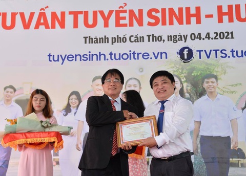 PGS.TS Đỗ Văn Dũng nhận danh hiệu ‘Bạn đồng hành quanh tôi’ của báo Tuổi Trẻ - Ảnh 1. PGS.TS Đỗ Văn Dũng nhận danh hiệu ‘Bạn đồng hành quanh tôi’ của báo Tuổi Trẻ - Ảnh 1.