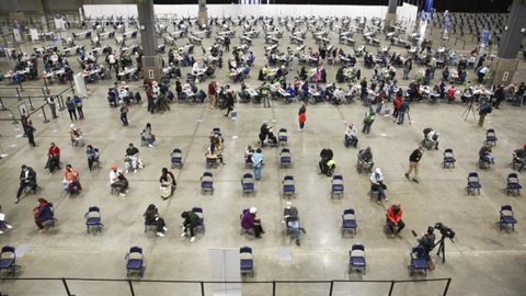 Ai dễ bị đông máu sau tiêm vắc xin AstraZeneca? - Ảnh 2. Ai dễ bị đông máu sau tiêm vắc xin AstraZeneca? - Ảnh 2.