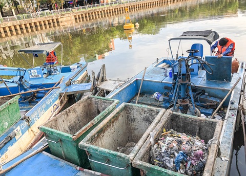 Vớt hàng chục ghe cá chết trên kênh Nhiêu Lộc - Thị Nghè - Ảnh 9. Vớt hàng chục ghe cá chết trên kênh Nhiêu Lộc - Thị Nghè - Ảnh 9.