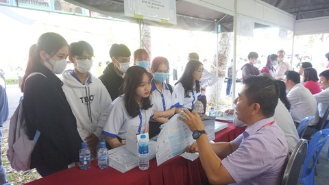 Thầy trò ở Cà Mau vượt hàng trăm cây số, nghe tư vấn để tìm tương lai - Ảnh 1. Thầy trò ở Cà Mau vượt hàng trăm cây số, nghe tư vấn để tìm tương lai - Ảnh 1.