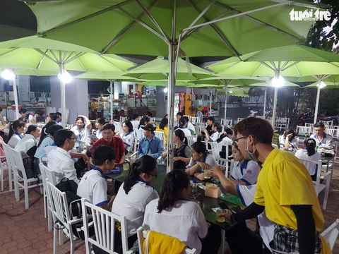 Thầy trò ở Cà Mau vượt hàng trăm cây số, nghe tư vấn để tìm tương lai - Ảnh 2. Thầy trò ở Cà Mau vượt hàng trăm cây số, nghe tư vấn để tìm tương lai - Ảnh 2.