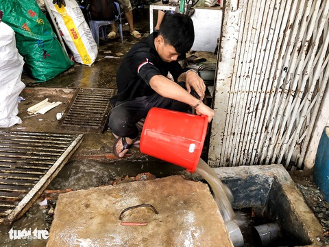 Mới mưa ‘sương sương’, dân đường Nguyễn Hữu Cảnh đã bị bì bõm - Ảnh 4. Mới mưa ‘sương sương’, dân đường Nguyễn Hữu Cảnh đã bị bì bõm - Ảnh 4.