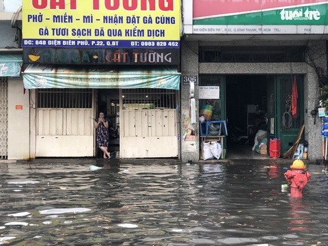Mới mưa ‘sương sương’, dân đường Nguyễn Hữu Cảnh đã bị bì bõm - Ảnh 3. Mới mưa ‘sương sương’, dân đường Nguyễn Hữu Cảnh đã bị bì bõm - Ảnh 3.