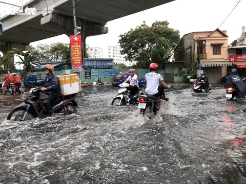 Mới mưa ‘sương sương’, dân đường Nguyễn Hữu Cảnh đã bị bì bõm - Ảnh 2. Mới mưa ‘sương sương’, dân đường Nguyễn Hữu Cảnh đã bị bì bõm - Ảnh 2.
