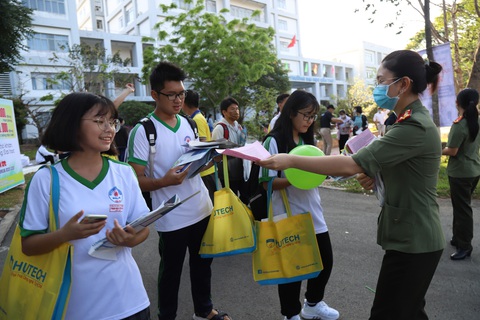 Tư vấn tuyển sinh hướng nghiệp ở Cần Thơ: Xét tuyển ngành y sẽ dễ hơn vì... COVID? - Ảnh 6. Tư vấn tuyển sinh hướng nghiệp ở Cần Thơ: Xét tuyển ngành y sẽ dễ hơn vì... COVID? - Ảnh 6.