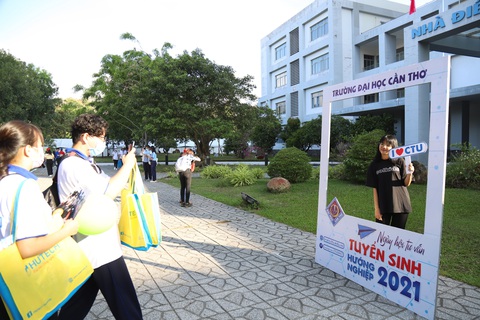 Tư vấn tuyển sinh hướng nghiệp ở Cần Thơ: Xét tuyển ngành y sẽ dễ hơn vì... COVID? - Ảnh 3. Tư vấn tuyển sinh hướng nghiệp ở Cần Thơ: Xét tuyển ngành y sẽ dễ hơn vì... COVID? - Ảnh 3.