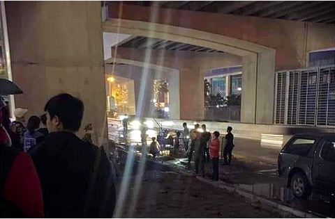 Nữ lao công đang quét đường bất ngờ bị 1 thanh niên dùng gạch đập đến chết - Ảnh 1. Nữ lao công đang quét đường bất ngờ bị 1 thanh niên dùng gạch đập đến chết - Ảnh 1.