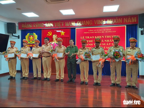 Công an TP.HCM khen thưởng nhiều CSGT làm việc tốt - Ảnh 1. Công an TP.HCM khen thưởng nhiều CSGT làm việc tốt - Ảnh 1.