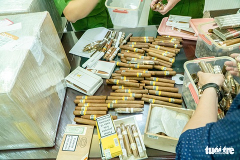 Nam tiếp viên hàng không cầm đầu đường dây lớn buôn lậu xì gà - Ảnh 2. Nam tiếp viên hàng không cầm đầu đường dây lớn buôn lậu xì gà - Ảnh 2.