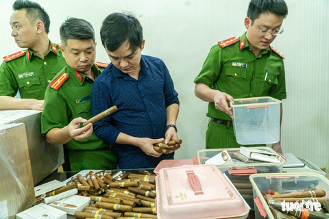 Nam tiếp viên hàng không cầm đầu đường dây lớn buôn lậu xì gà - Ảnh 1. Nam tiếp viên hàng không cầm đầu đường dây lớn buôn lậu xì gà - Ảnh 1.