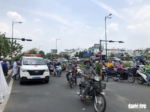 Một phụ nữ bị xe lửa cán đứt lìa 2 chân giữa trưa, tử vong ở bệnh viện - Ảnh 3. Một phụ nữ bị xe lửa cán đứt lìa 2 chân giữa trưa, tử vong ở bệnh viện - Ảnh 3.