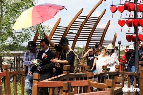Theo chân nhóm nhiếp ảnh gia chụp ảnh cưới giá 0 đồng - Ảnh 7. Theo chân nhóm nhiếp ảnh gia chụp ảnh cưới giá 0 đồng - Ảnh 7.