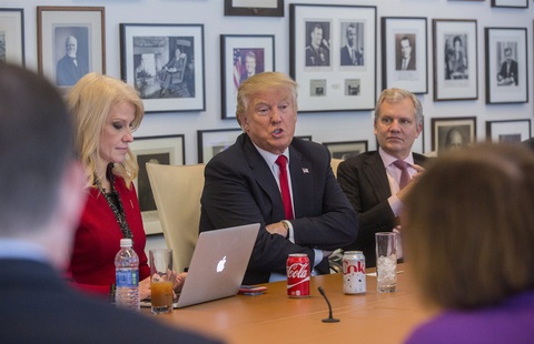 Từng uống 12 lon Diet Coke/ngày, nay ông Trump kêu gọi tẩy chay Coca-Cola - Ảnh 1. Từng uống 12 lon Diet Coke/ngày, nay ông Trump kêu gọi tẩy chay Coca-Cola - Ảnh 1.