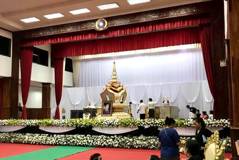 Vụ lật tàu ở Lào: Nguyên tổng bí thư Sayasone an toàn, vợ không may qua đời - Ảnh 4. Vụ lật tàu ở Lào: Nguyên tổng bí thư Sayasone an toàn, vợ không may qua đời - Ảnh 4.