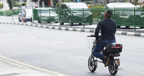 Singapore tính phạt tù người chạy xe đạp điện không thi lý thuyết - Ảnh 1. Singapore tính phạt tù người chạy xe đạp điện không thi lý thuyết - Ảnh 1.