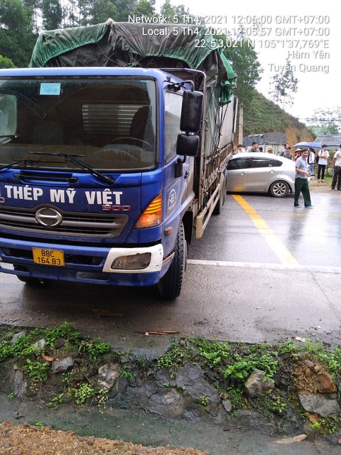 Xe tải tông xe máy rồi tông tiếp ôtô con, 1 người chết tại chỗ, 2 người bị thương - Ảnh 2. Xe tải tông xe máy rồi tông tiếp ôtô con, 1 người chết tại chỗ, 2 người bị thương - Ảnh 2.