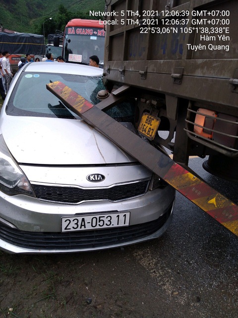 Xe tải tông xe máy rồi tông tiếp ôtô con, 1 người chết tại chỗ, 2 người bị thương - Ảnh 1. Xe tải tông xe máy rồi tông tiếp ôtô con, 1 người chết tại chỗ, 2 người bị thương - Ảnh 1.