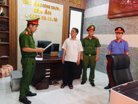 Bắt công chứng viên liên quan vụ làm giả sổ đỏ chiếm đoạt tài sản - Ảnh 1. Bắt công chứng viên liên quan vụ làm giả sổ đỏ chiếm đoạt tài sản - Ảnh 1.