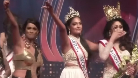 Bị đoạt vương miện trên sân khấu, hoa hậu Quý bà quốc tế Sri Lanka 2021 vừa đi vừa khóc - Ảnh 2. Bị đoạt vương miện trên sân khấu, hoa hậu Quý bà quốc tế Sri Lanka 2021 vừa đi vừa khóc - Ảnh 2.