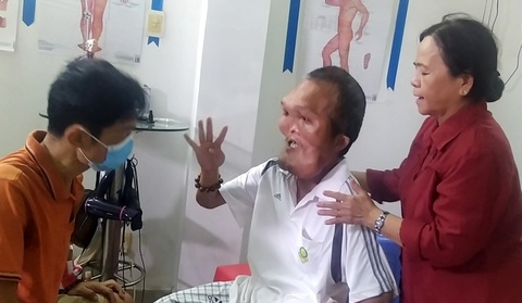 Tìm cách chữa trị cho người đàn ông có gương mặt dị dạng: Ba Lép phải sống! - Ảnh 1. Tìm cách chữa trị cho người đàn ông có gương mặt dị dạng: Ba Lép phải sống! - Ảnh 1.