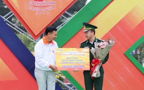 Hoa hậu H’Hen Niê ra đường đua chúc mừng ‘vua nước rút’ - Ảnh 4. Hoa hậu H’Hen Niê ra đường đua chúc mừng ‘vua nước rút’ - Ảnh 4.
