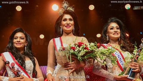 Bị đoạt vương miện trên sân khấu, hoa hậu Quý bà quốc tế Sri Lanka 2021 vừa đi vừa khóc - Ảnh 1. Bị đoạt vương miện trên sân khấu, hoa hậu Quý bà quốc tế Sri Lanka 2021 vừa đi vừa khóc - Ảnh 1.